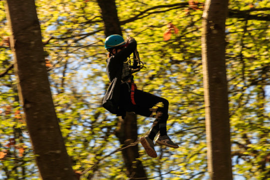 Parcours d'Accrobranche en for&ecirc;t avec personne en action
