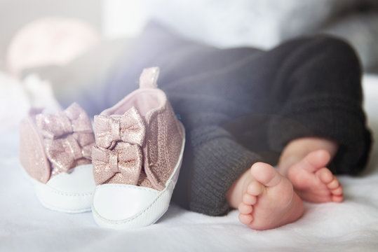 Pies de bebé recién nacido. Calzado y zapato de bebé. Hermosa imagen conceptual de la maternidad.