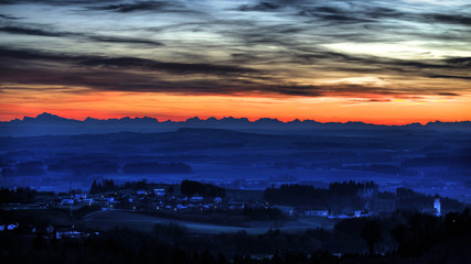 Alpenvorland am Abend nach Sonnenuntergang