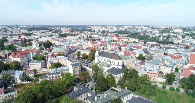 Lublin stare miasto z powietrza widok na katedrę. Lublin z lotu ptaka. Lot do tyłu.