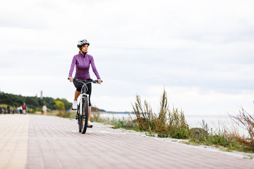 Obraz premium Young woman cycling