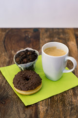Cafe und Dessert Donut und Muffin oderCupcake am Holztisch