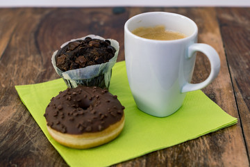 Cafe und Dessert Donut und Muffin oderCupcake am Holztisch