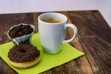 Cafe und Dessert Donut und Muffin oderCupcake am Holztisch