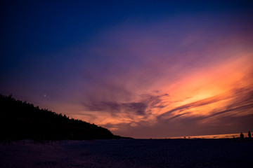 Fototapeta na wymiar Magiczny zachód słońca nad polskim Morzem Bałtyckim. Białogóra, Polska
