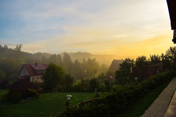 Mglisty poranek po wschodzie słońca w Wołkowyi. Bieszczady, Polska © Paulina