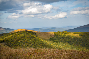 Widok na piękne połoniny i zielone zbocza w światłocieniu, Bieszczady.
