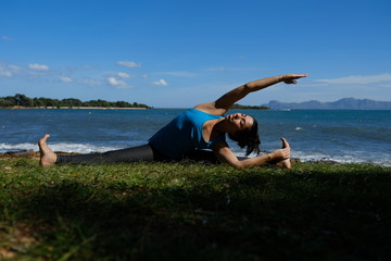 Mujer joven haciendo Yoga