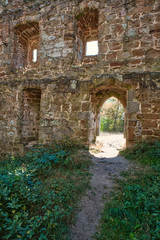 Fototapeta na wymiar Ruine mit Tür und Fenstern aus Sandstein