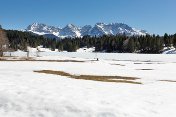 Fototapeta na wymiar Geroldsee (Wagenbrüchsee) im Frühling mit Karwendelblick