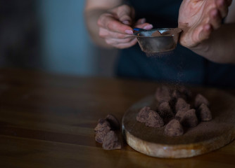 preparation of cake with powdered sugar