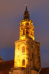 Kirchturm der kilianskirche in Heilbronn am Abend beleuchtet