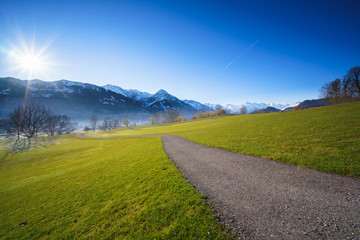 Weg über Wiese in den Bergen