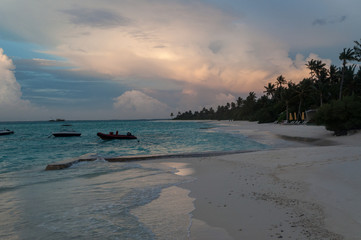 Atardecer en una isla paradisíaca en Islas Maldivas, Océano Indico