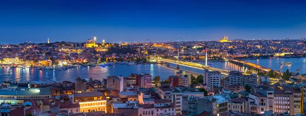 Fototapeta premium Stambuł Krajobraz z wieży Galata - widok na meczet Sulejmana Wspaniałego