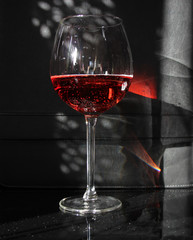 Rosé-Wein im Lichterglanz