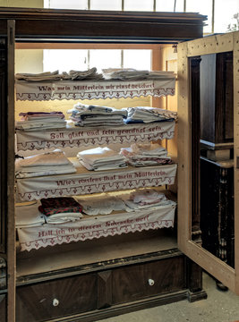 historischer W&auml;scheschrank