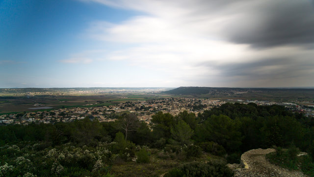 Vu sur l'oppidum de Nages via les trois moulins Calvisson