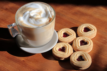 Cappuccino e biscotti sul tavolo di legno, Cappuccino and biscuits on wooden table  
