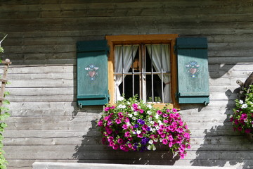 Fototapeta na wymiar Fenster ländlicher Holzhütte