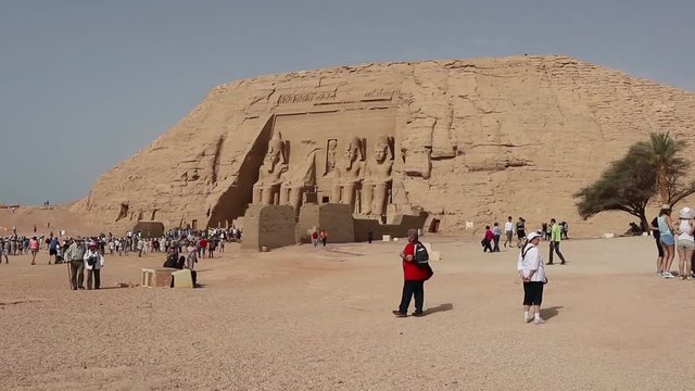 Kameraschwank &uuml;ber den Tempel Abu Simbel von Pharao Ramses am Nil in &Auml;gypten mit Touristen