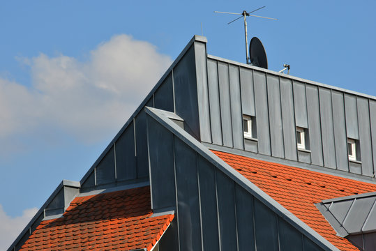 Stehfalz-Metall-Fassadenverkleidung an einem Wohngebäude