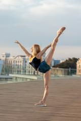 Fototapeta na wymiar urban ballet dancer