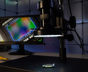 Inspection of the quality of silicon chips in the laboratory with a microscope