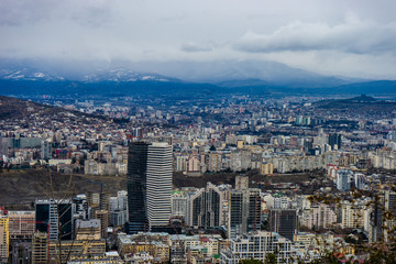 Naklejka premium Widok na miasto Tbilisi ze szczytu wzgórza