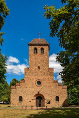 Fototapeta na wymiar Turm mit Westportal der denkmalgeschützten katholischen Kirche St. Nikolai in Brandenburg an der Havel