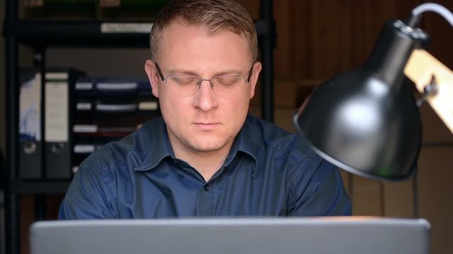 Mann mit trockenen und gereizten Augen durch B&uuml;roarbeit