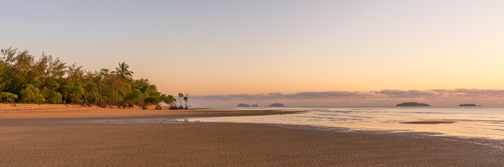 Panoramaaufnahme zur Lichtstimmung zum Sonnenaufgang am Strand von Kurrimine Beach in Queensland...