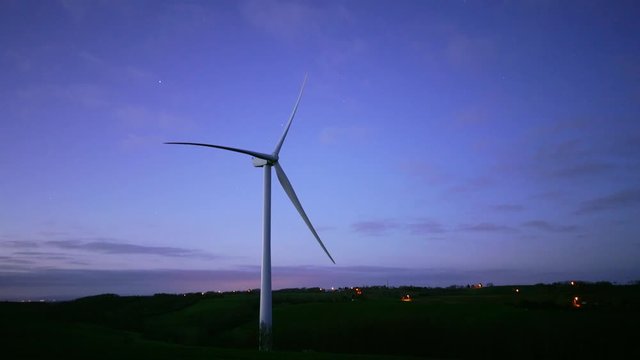 Une &eacute;olienne &agrave; l&rsquo;arr&ecirc;t de nuit