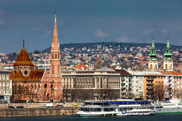 Fototapeta premium View of the Buda bank of the Danube river at Budapest city in a beautiful early spring day