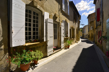 Fototapeta na wymiar Ruelle fleurie de Cadenet (84160), département de Vaucluse en région Provence-Alpes-Côte-d'Azur, France