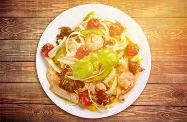 Spaghetti with shrimps,tomatoes and chopped parsley