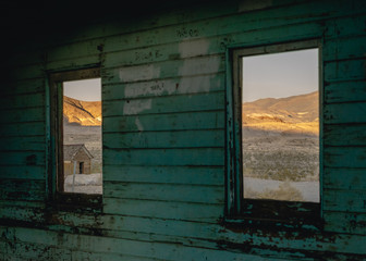 Altes Gebaeude mit Durchsicht auf anderes Haus, Rhyolite, Tal des Todes, Kalifornien, USA