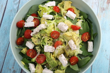 Salade ail des ours, avocat, tomates, féta