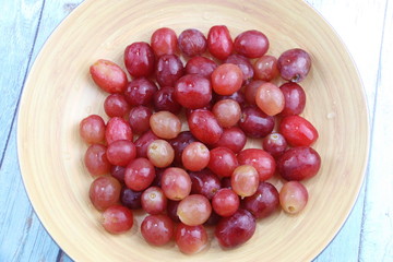 Raisins rouge dans un bol