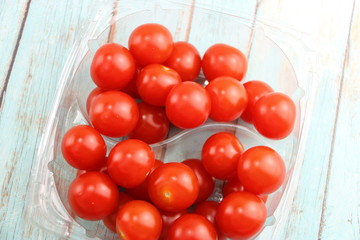 Tomates cerises dans une barquette