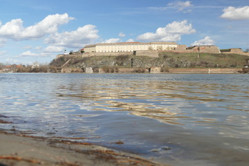 Blick über die Donau auf die Festung von Novi Sad