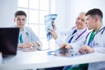 Obraz premium Medical team sitting and discussing at table
