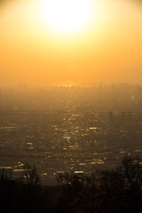 Naklejka premium 街を照らす夕日