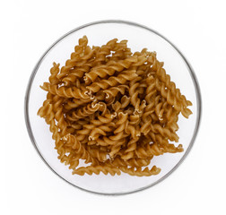 Vollkornnudeln in einer Glasschale