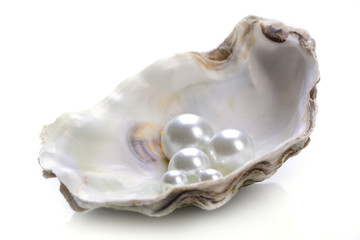 Naklejka premium Pearls on a white background