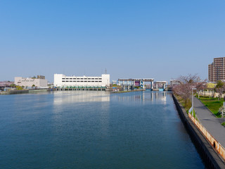 Fototapeta premium 大阪 毛馬橋から見る毛馬のこうもん
