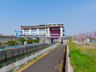 Obraz premium 水都大阪 快晴の毛馬閘門