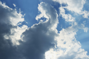 青空、雲間の太陽光