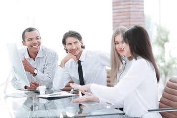 Obraz premium Young businesspeople working on computer in office