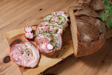 Gefüllter Schweinebauch auf Dinkel-Roggen-Brot, Bayerische Brotzeit